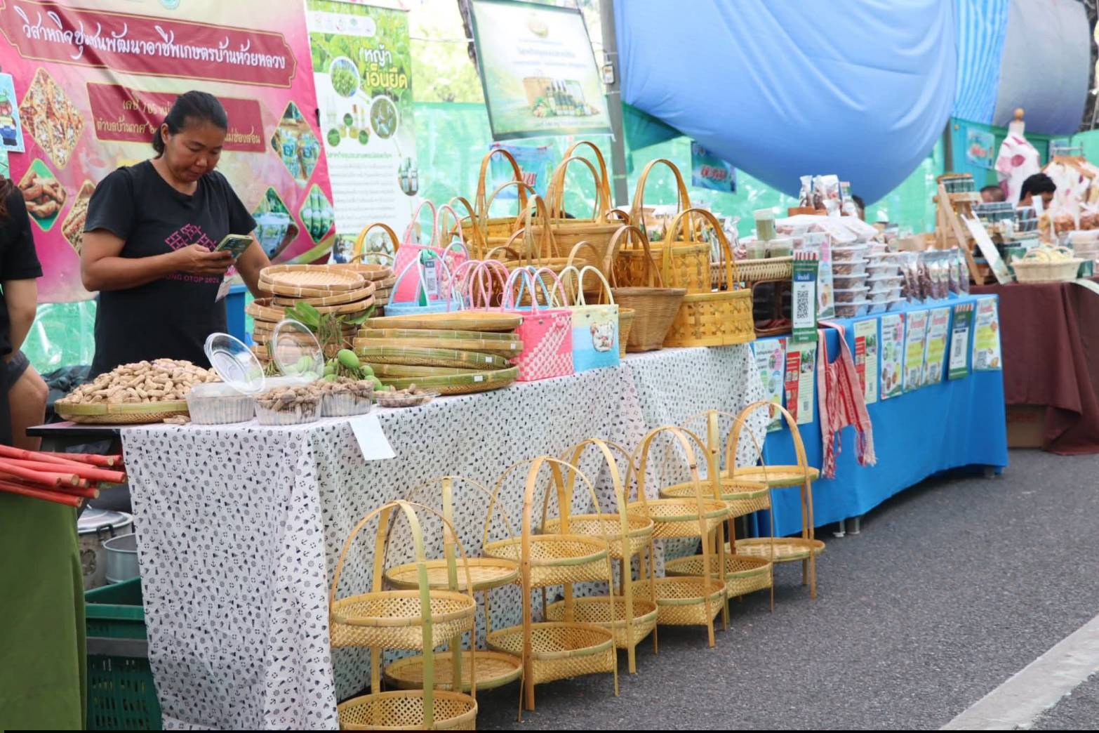 title - รัฐมนตรีว่าการกระทรวงเกษตรและสหกรณ์ พร้อมด้วยคณะผู้บริหาร ส.ป.ก. เข้าเยี่ยมชมโซนกิจกรรมฝึกอาชีพ Workshop งานศิลปหัตถกรรม (ศพส.) กิจกรรมจัดขึ้นภายใต้งาน วันคล้ายวันสถาปนาครบรอบ 51 ปี ส.ป.ก. ณ สำนักงานการปฏิรูปที่ดินเพื่อเกษตรกรรม